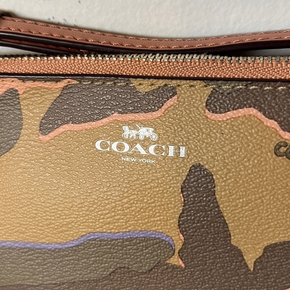 NWOT Coach Corner Zip Wristlet w Multicolor Wild Camo Print Army Girl - Picture 3 of 9